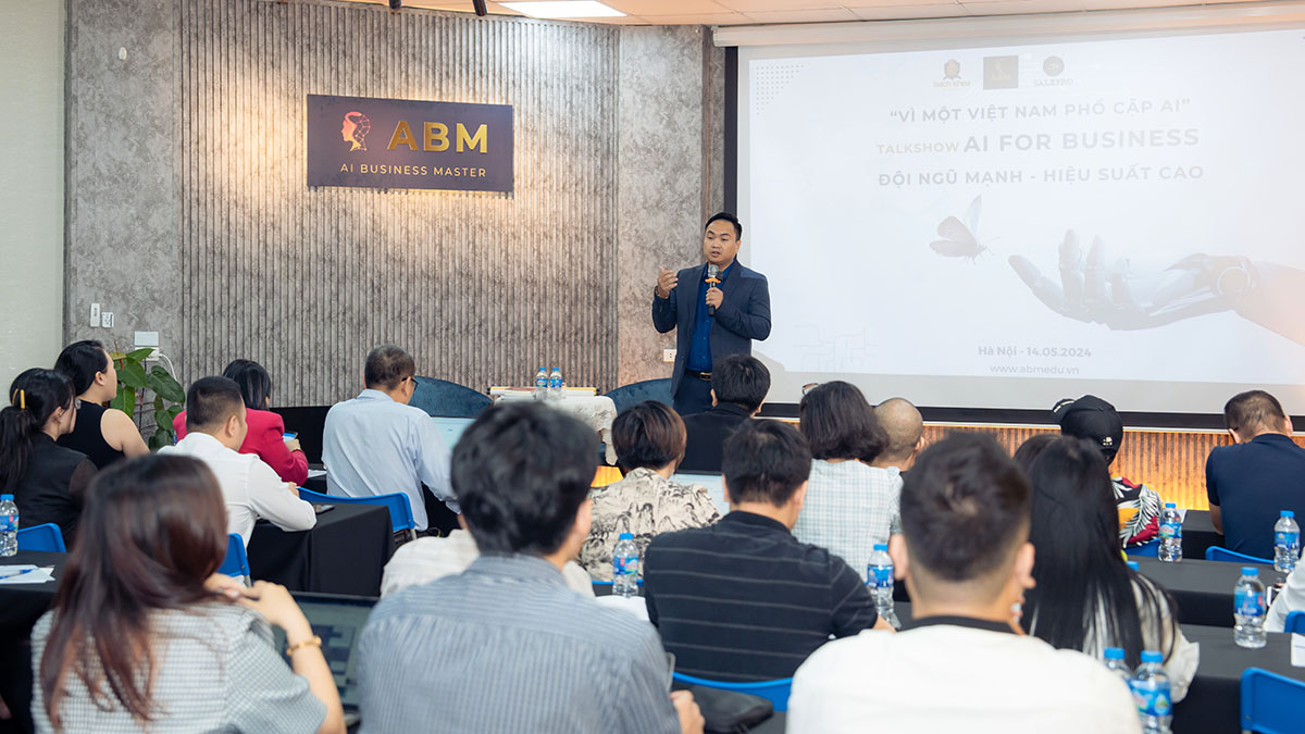 Mr Đặng Tú phát biểu trong talkshow Vì một Việt Nam Phổ Cập AI