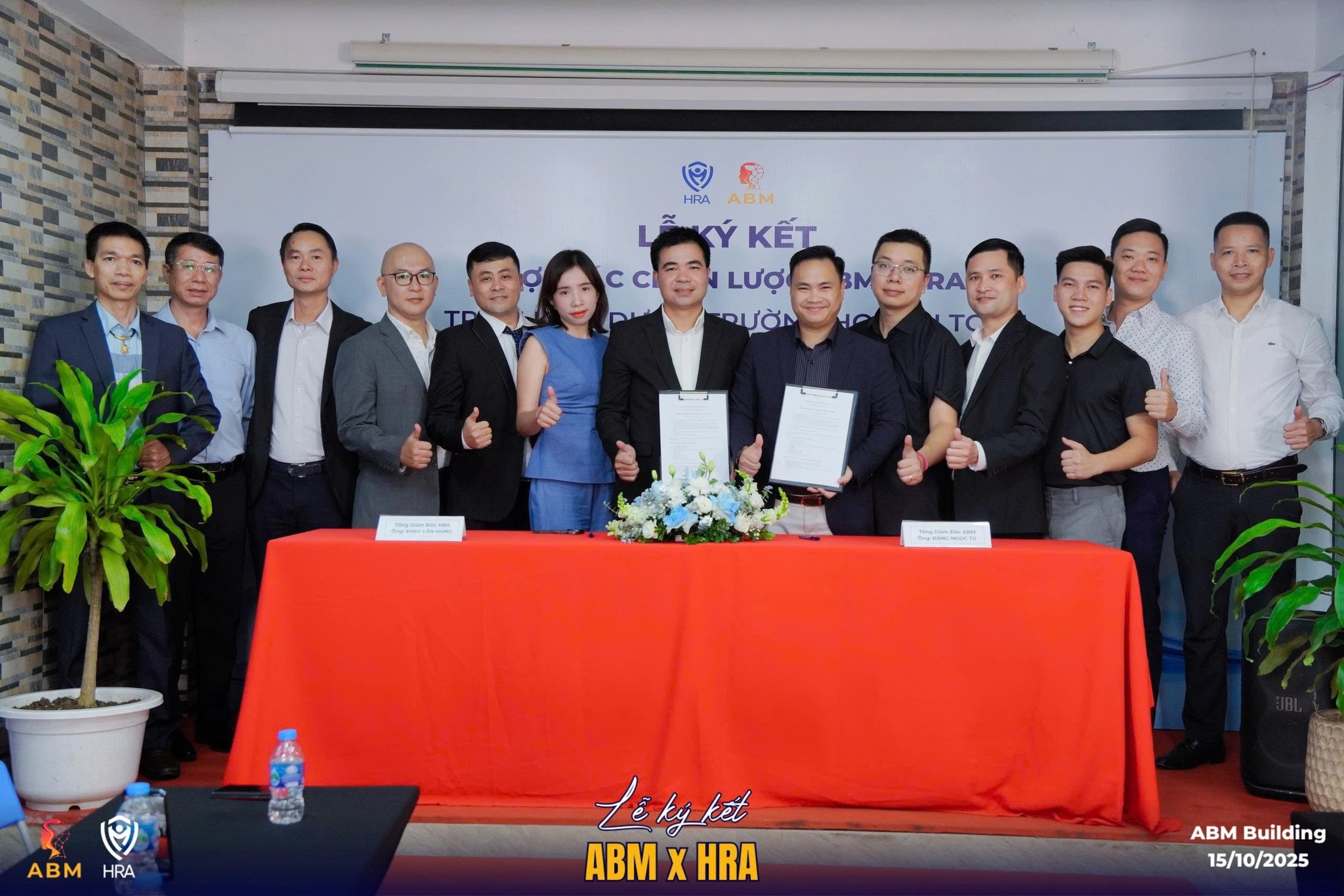 CÚ CHẠM TAY THẾ KỶ!