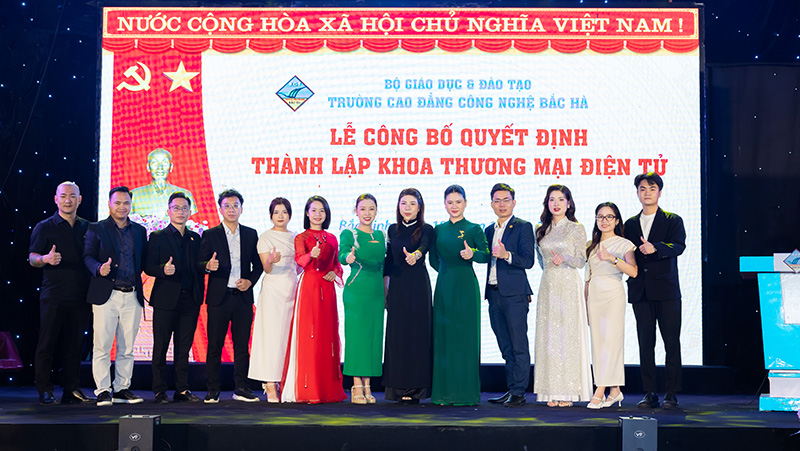 Thành lập khoa Thương Mại Điện Tử